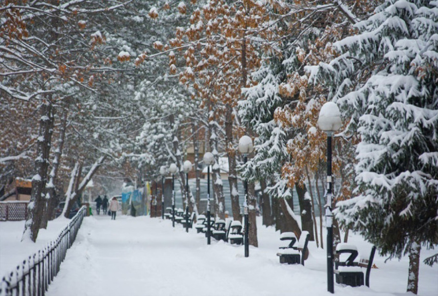 Almaty, KazakhstanNhiều người biết đến quốc gia Trung Á này qua bộ phim hài nổi tiếng Borat. Nếu muốn ghé thăm Kazakhstan vào mùa đông, thành phố Almaty là gợi ý đầu tiên. Du khách sẽ được trải nghiệm đủ bốn mùa chỉ trong một ngày tại. Bạn cũng có thể tham gia các bộ môn thể thao như trượt băng, trượt tuyết và đi bộ đường dài. 