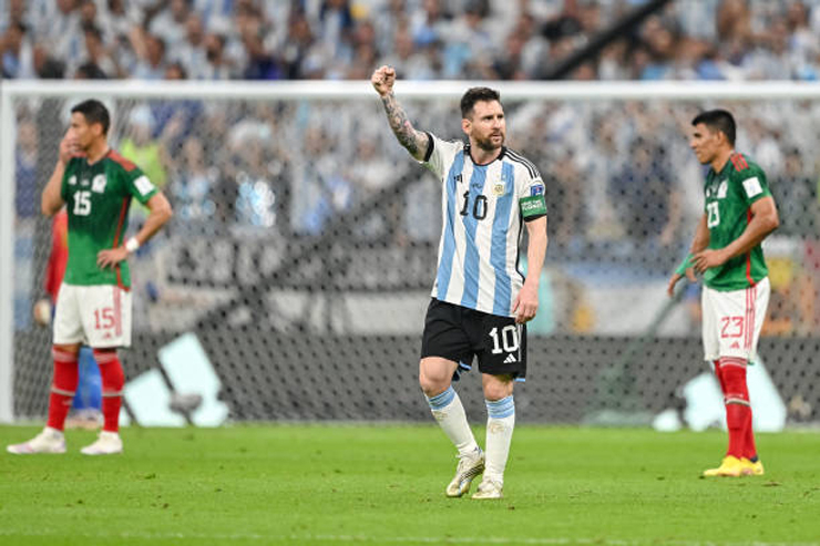 Messi lập công và cùng các đồng đội vươn lên đứng thứ 2 bảng C
