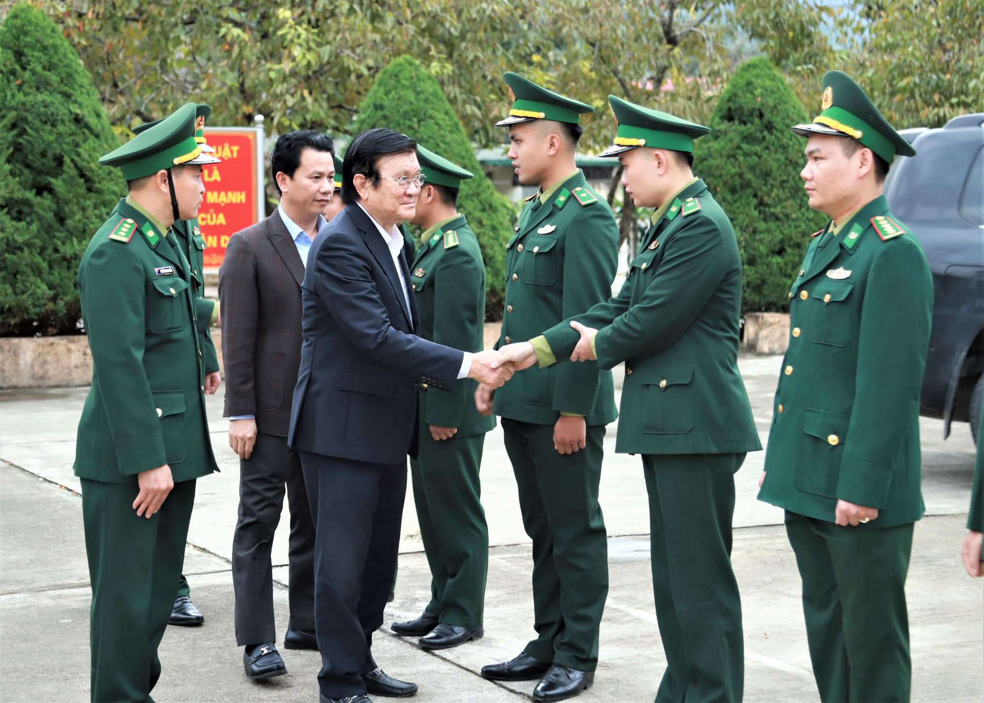 Nguyên Chủ tịch nước Trương Tấn Sang thăm Đồn Biên phòng Cửa khẩu Quốc tế Thanh Thủy