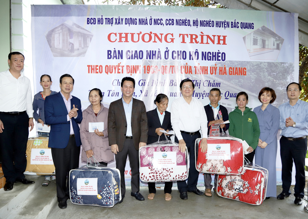 Nguyên Chủ tịch nước Trương Tấn Sang và các đồng chí lãnh đạo tỉnh tặng quà các gia đình chính sách xã Tân Quang