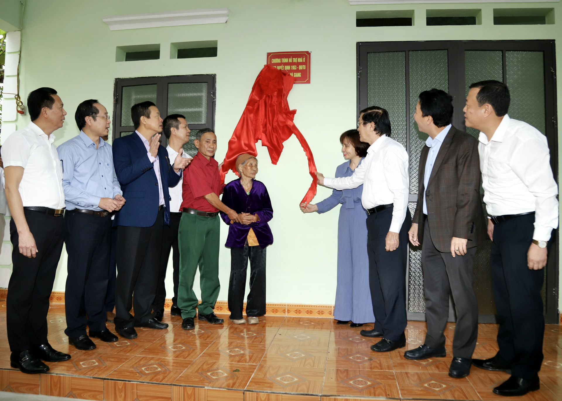 Nguyên Chủ tịch nước Trương Tấn Sang cùng các đồng chí lãnh đạo tỉnh thực hiện nghi thức khánh thành, bàn giao nhà cho gia đình bà Đỗ Thị Châm