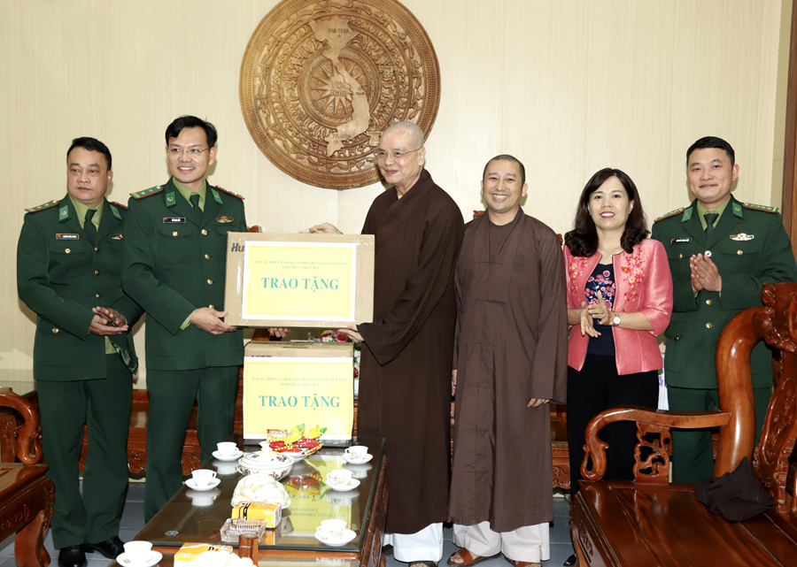 Giáo hội Phật giáo tỉnh Thừa Thiên Huế tặng quà Đồn Biên phòng Thàng Tín