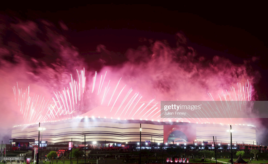 Sau hơn 20 phút, buổi lễ khép lại với màn bắn pháo hoa rực rỡ bầu trời sân vận động Al Bayt. Sau lễ khai mạc sẽ là trận mở màn World Cup 2022 giữa chủ nhà Qatar và Ecuador trong khuôn khổ bảng A.
