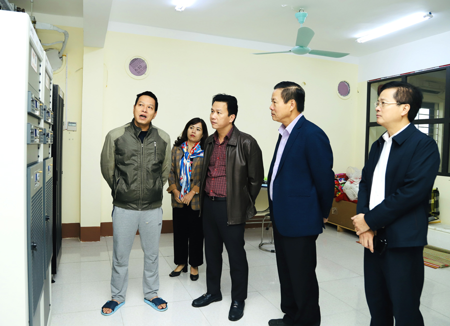 Các đồng chí lãnh đạo tỉnh kiểm tra hoạt động Trạm phát sóng FM tại Chiêu Lầu Thi
