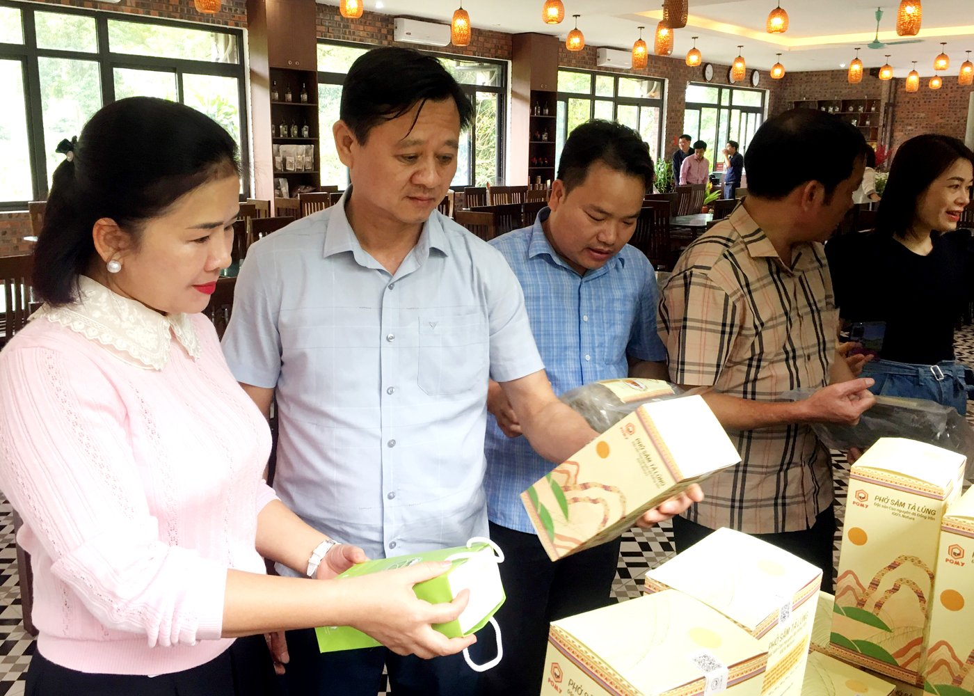 Đồng chí Lê Thị Thu Hằng giới thiệu với lãnh đạo Sở Công thương Bắc Giang về những sản phẩm OCOP của tỉnh Hà Giang.
