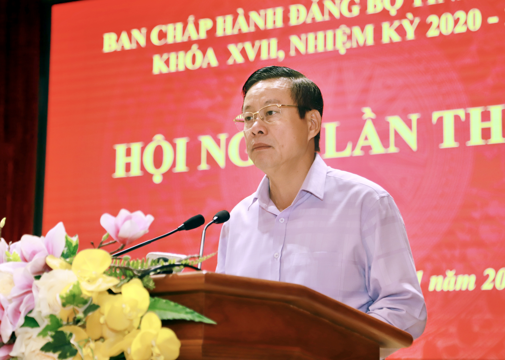 Phó Bí thư Tỉnh ủy, Chủ tịch UBND tỉnh Nguyễn Văn Sơn báo cáo kết quả thực hiện nhiệm vụ phát triển KT-XH năm 2022