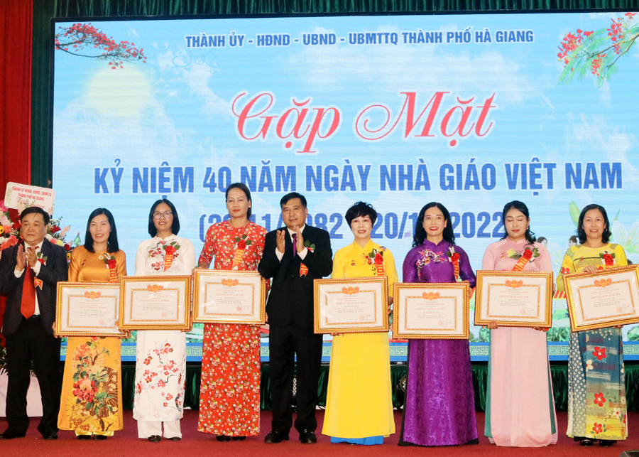 Bí thư Thành ủy Hà Giang, Hầu Minh Lợi trao Danh hiệu Chiến sỹ thi đua cấp tỉnh cho các cá nhân có thành tích xuất sắc trong năm học 2021 - 2022