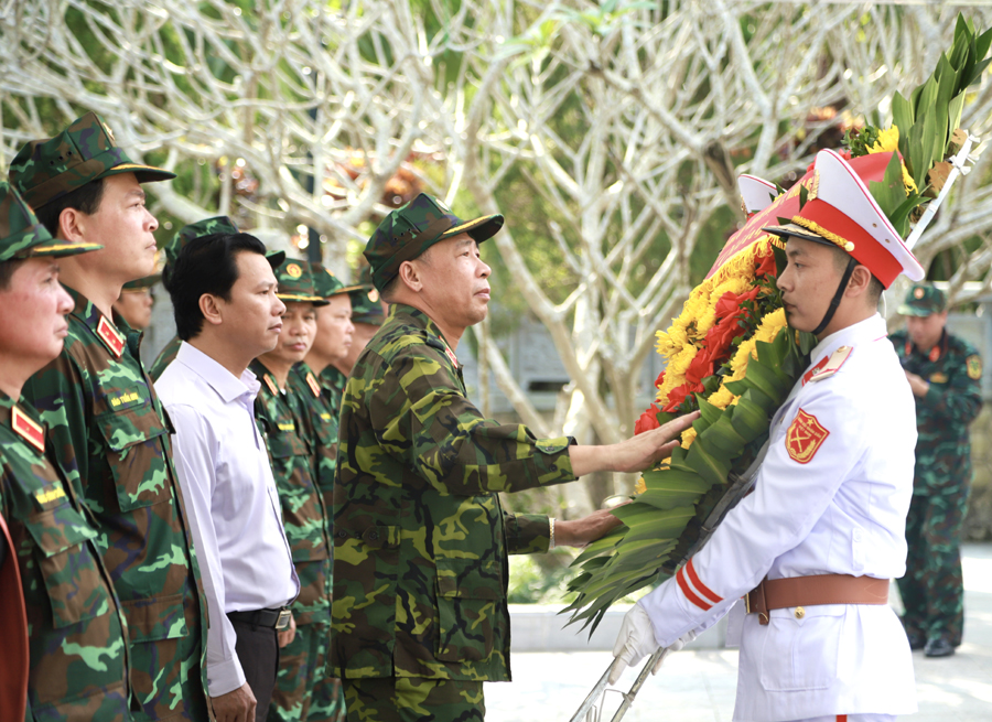 Thượng tướng, Giám đốc Học viện Quốc phòng Trần Việt Khoa cùng Đoàn đại biểu dâng hoa trước tượng đài Tổ quốc ghi công

