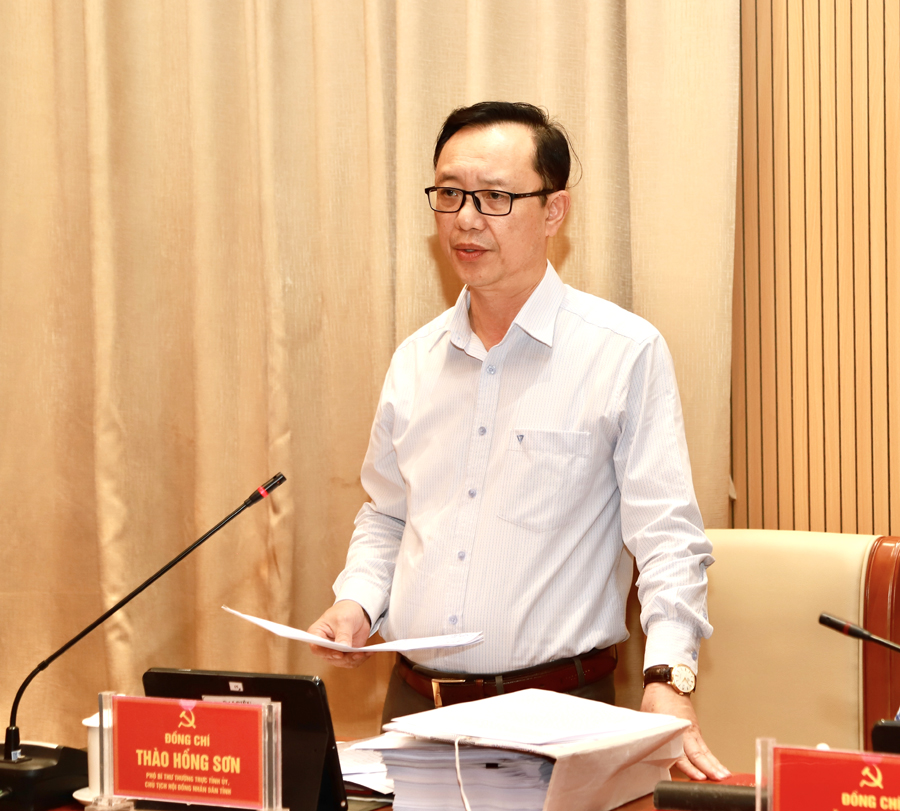 Phó Bí thư Thường trực Tỉnh ủy, Chủ tịch HĐND tỉnh Thào Hồng Sơn phát biểu thảo luận.

