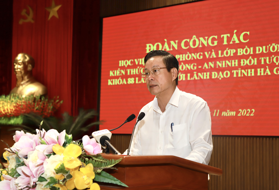 Chủ tịch UBND tỉnh Nguyễn Văn Sơn phát biểu chào mừng và thông tin tình hình phát triển KT-XH của tỉnh tới Đoàn công tác Học viện Quốc phòng
