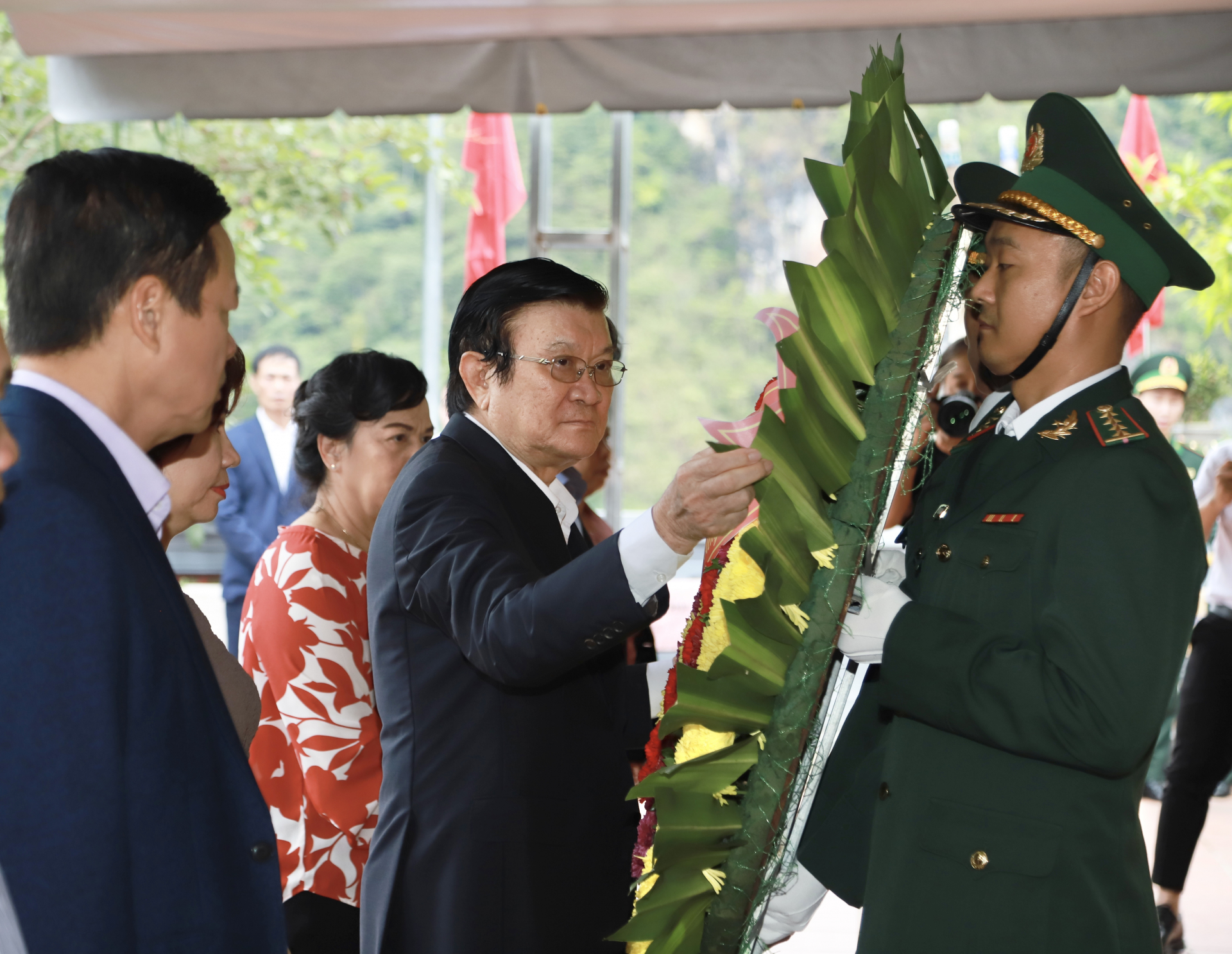 Nguyên Chủ tịch nước Trương Tấn Sang cùng các đồng chí lãnh đạo tỉnh dâng hương, dâng hoa tưởng nhớ các AHLS trên điểm cao 468