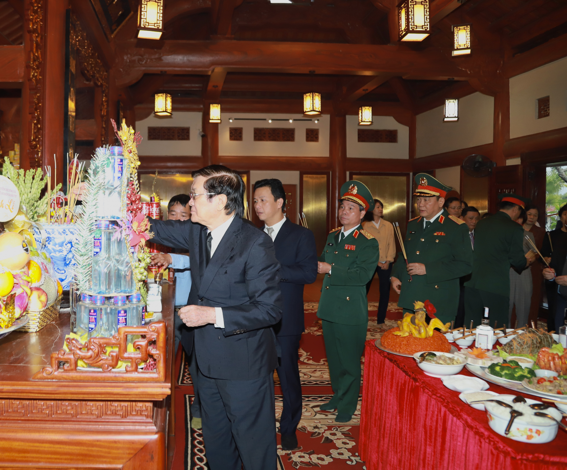 Nguyên Chủ tịch nước Trương Tấn Sang cùng các đại biểu dâng hương Chủ tịch Hồ Chí Minh và các AHLS trong Đền thờ tại Nghĩa trang Liệt sĩ quốc gia Vị Xuyên