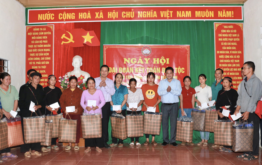 Các đồng chí lãnh đạo tỉnh và huyện Quang Bình tặng quà của Ban trị sự Giáo hội Phật giáo tỉnh Thừa Thiên Huế cho các hộ
