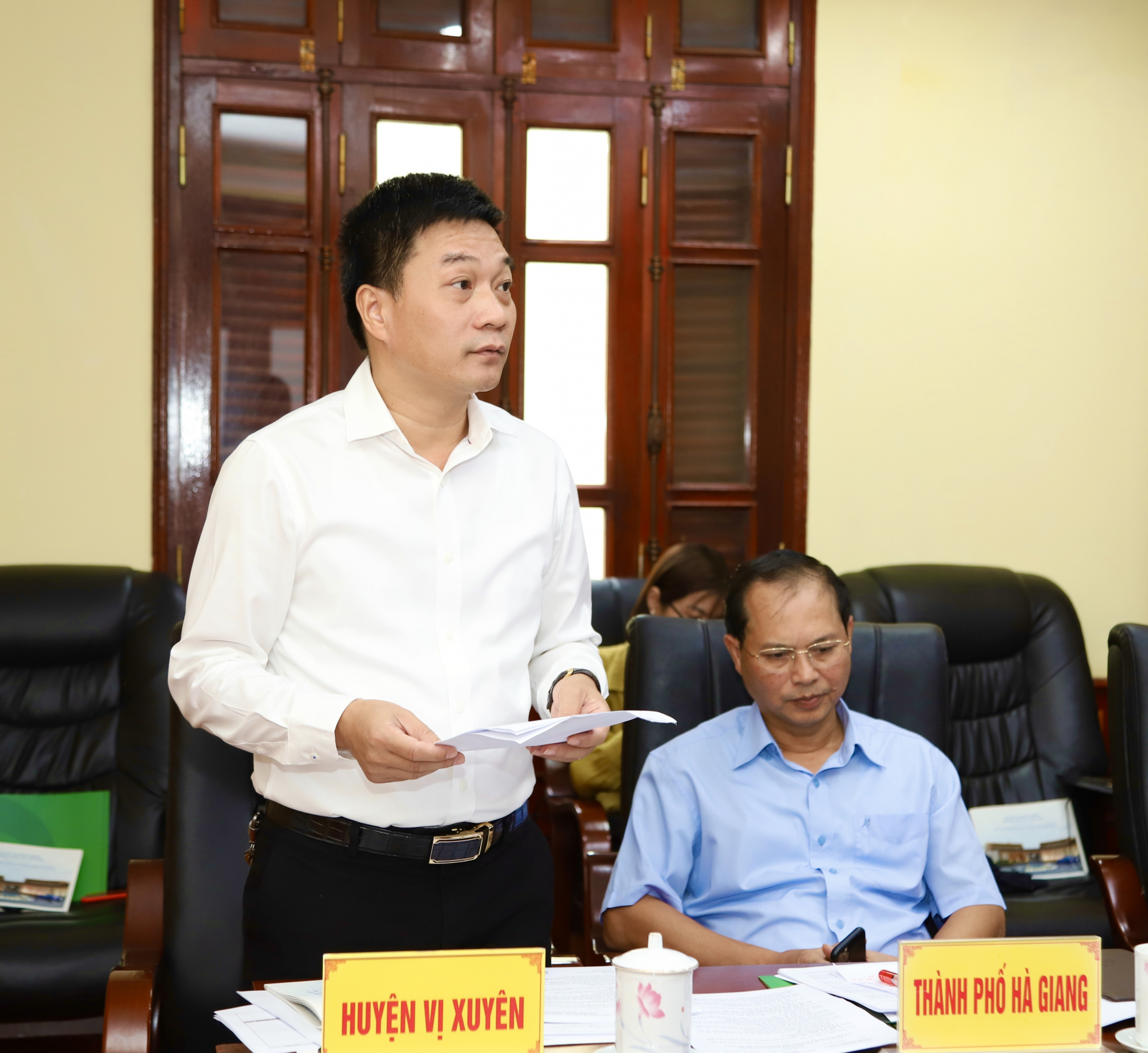 Chủ tịch UBND huyện Vị Xuyên Hoàng Thanh Tịnh báo cáo hiện trạng đất khu vực thu hút liên danh đầu tư các dự án