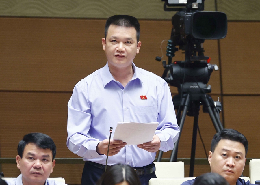 Đại biểu Hoàng Ngọc Định thảo luận về dự thảo Luật Thanh tra (sửa đổi) trong phiên thảo luận tập trung tại hội trường ngày 25.10.