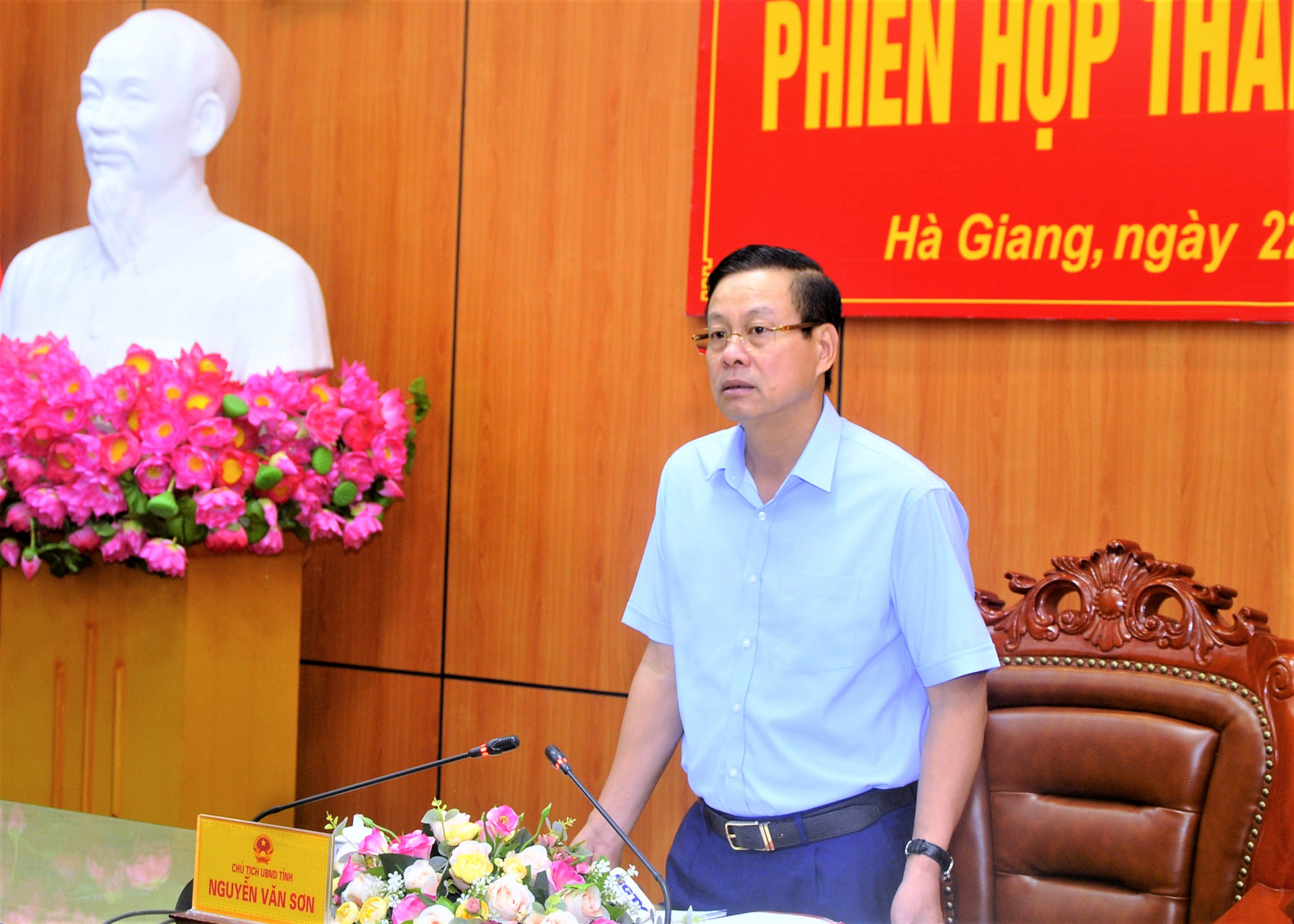 Chủ tịch UBND tỉnh Nguyễn Văn Sơn phát biểu tại phiên họp. 