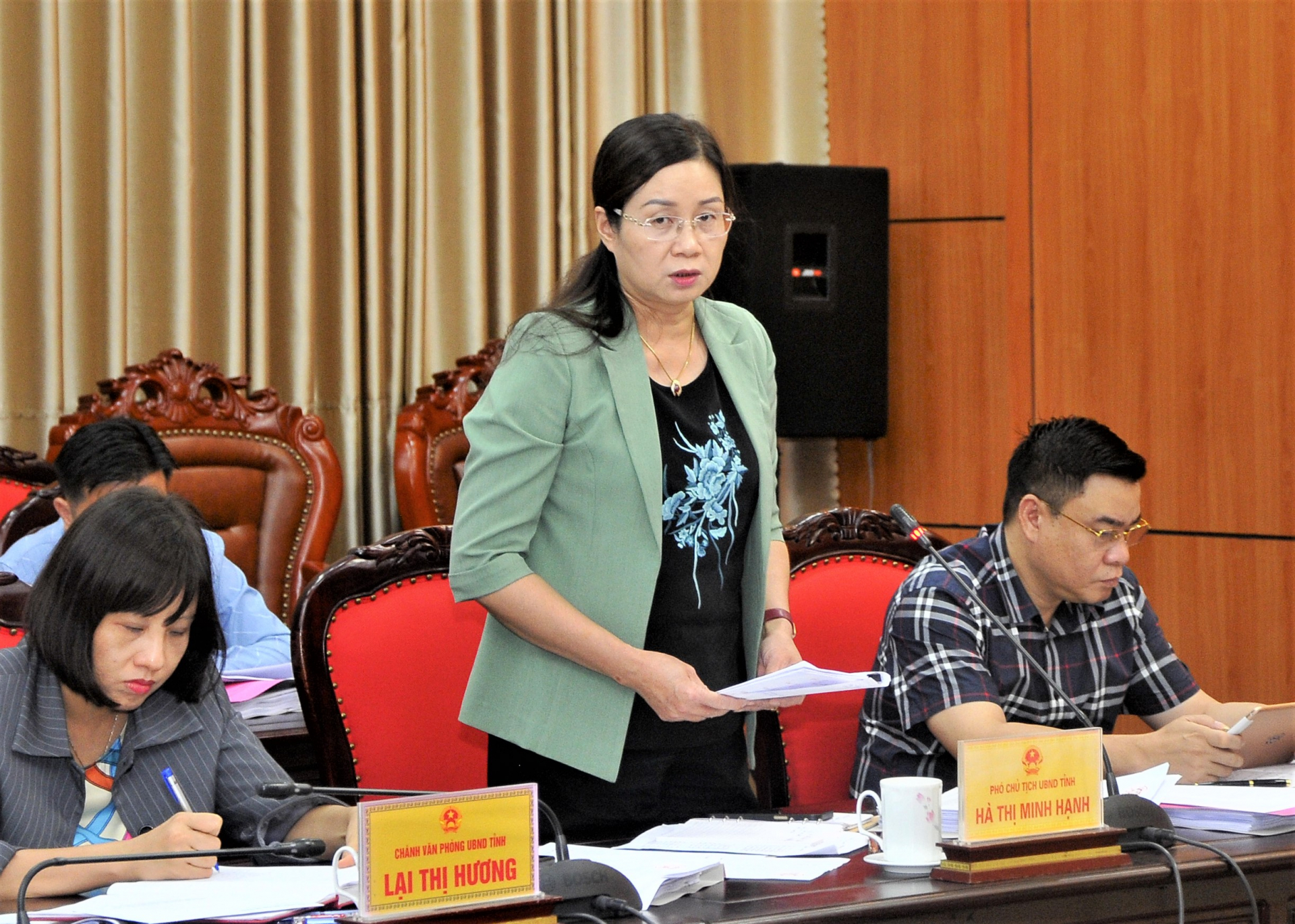 Phó Chủ tịch UBND tỉnh Hà Thị Minh Hạnh đề nghị các ngành, địa phương đồng bộ, tăng tốc các giải pháp một cách cụ thể trong giải ngân vốn đầu tư.