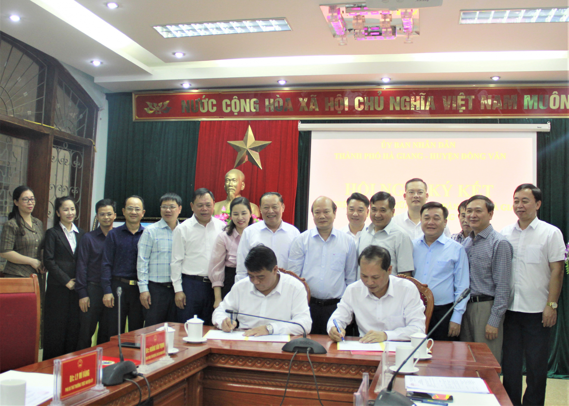 Chủ tịch UBND thành phố Hà Giang và Chủ tịch UBND huyện Đồng Văn ký kết quy chế phối hợp.