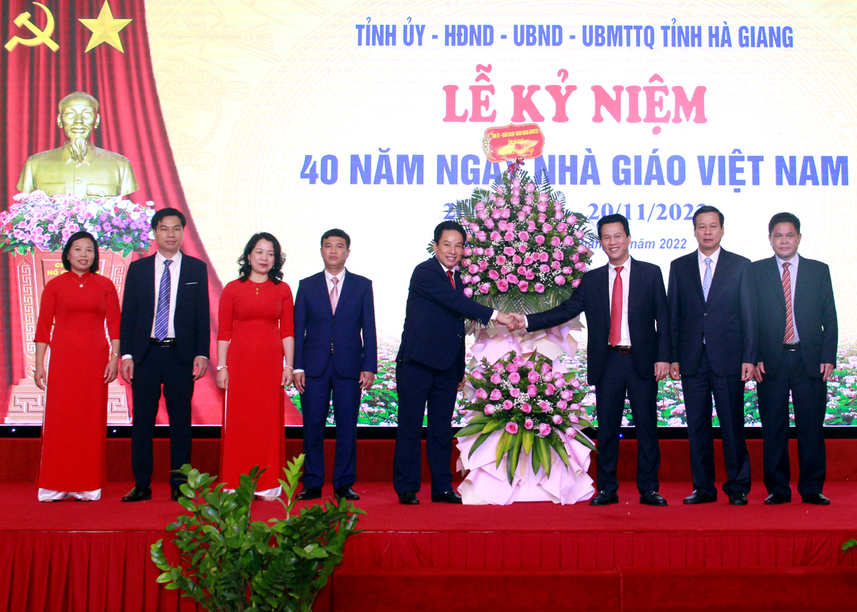 Các đồng chí lãnh đạo tỉnh tặng hoa chúc mừng ngành Giáo dục nhân kỷ niệm 40 năm Ngày Nhà giáo Việt Nam