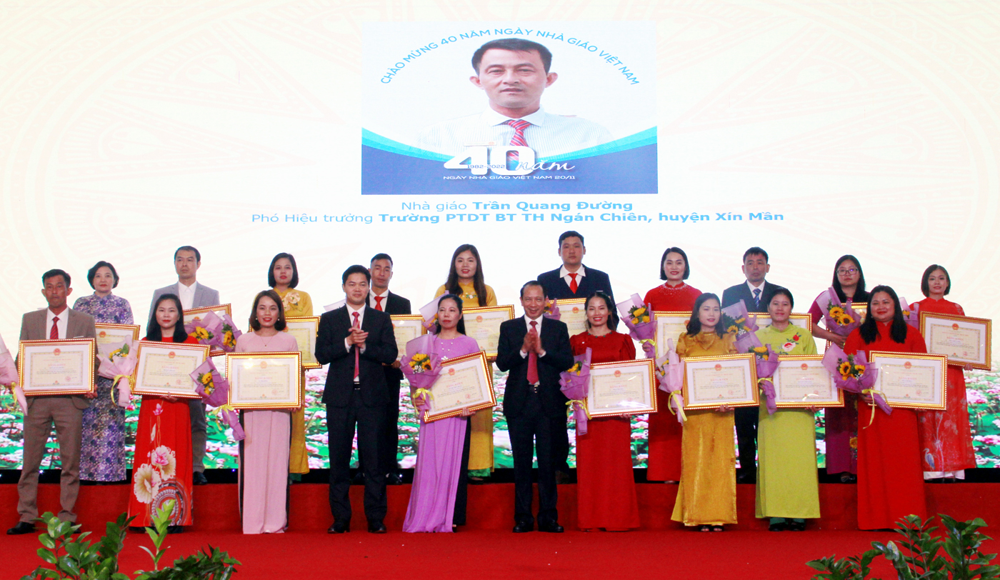 Trưởng ban Tuyên giáo Tỉnh ủy Vũ Mạnh Hà và Phó Chủ tịch UBND tỉnh Trần Đức Quý trao tặng Bằng khen của UBND tỉnh cho các nhà giáo tiêu biểu.