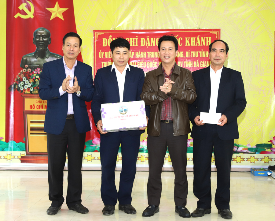 Bí thư Tỉnh ủy và Chủ tịch UBND tỉnh tặng quà xã Hồ Thầu
