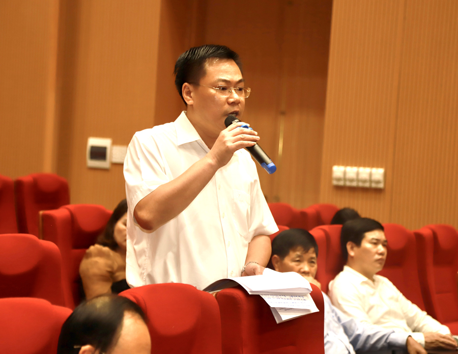 Giám đốc Sở Xây dựng Nguyễn Tiến Dũng thảo luận về công tác thẩm định các dự án
