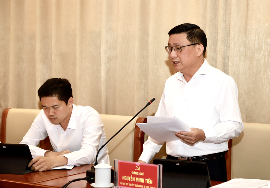 Trưởng ban Tổ chức Tỉnh ủy Nguyễn Minh Tiến thảo luận tại phiên họp
