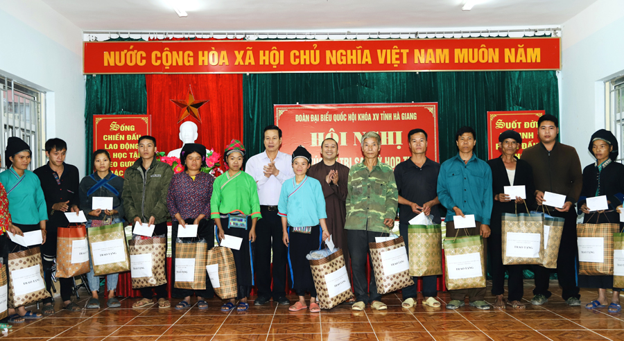 Chủ tịch UBND tỉnh Nguyễn Văn Sơn cùng đại diện Ban trị sự Giáo hội Phật giáo tỉnh Thừa Thiên Huế tặng quà các hộ dân
