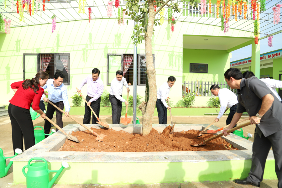 Các đồng chí lãnh đạo tỉnh trồng cây lưu niệm tại Trường Mầm non Sao Mai
