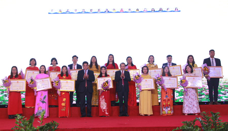 Chủ tịch UBND MTTQ tỉnh Vàng Seo Cón và Phó Chủ tịch UBND tỉnh Trần Đức Quý trao Bằng khen của UBND tỉnh cho các nhà giáo tiêu biểu.
