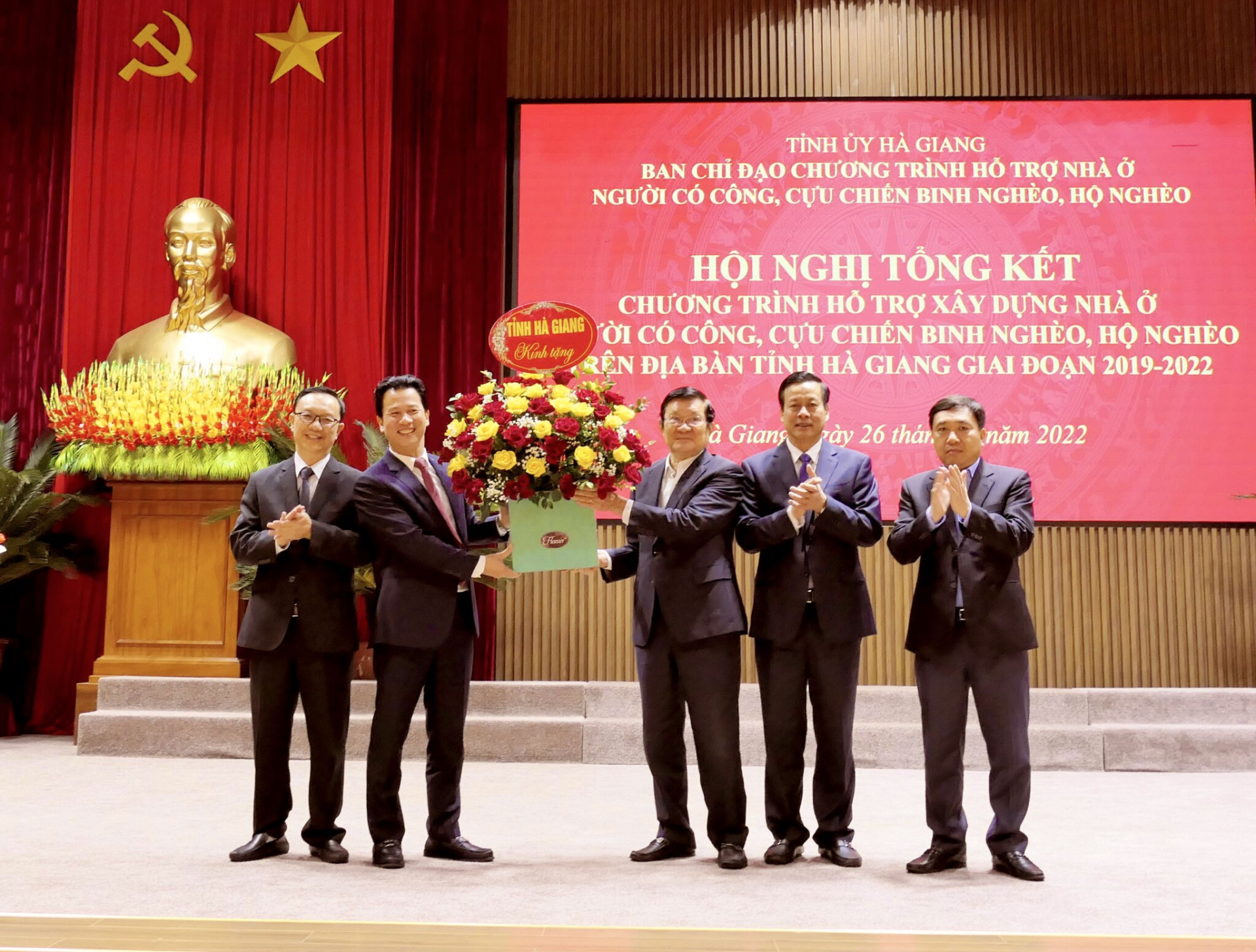 Các đồng chí Thường trực Tỉnh ủy tặng hoa cảm ơn sự quan tâm, ủng hộ của nguyên Chủ tịch nước Trương Tấn Sang với Chương trình Hỗ trợ xây dựng nhà ở của tỉnh