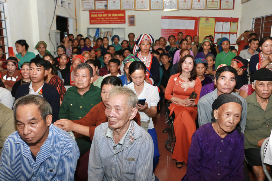 Nhan dân thôn Tân Bình tham dự Ngày hội
