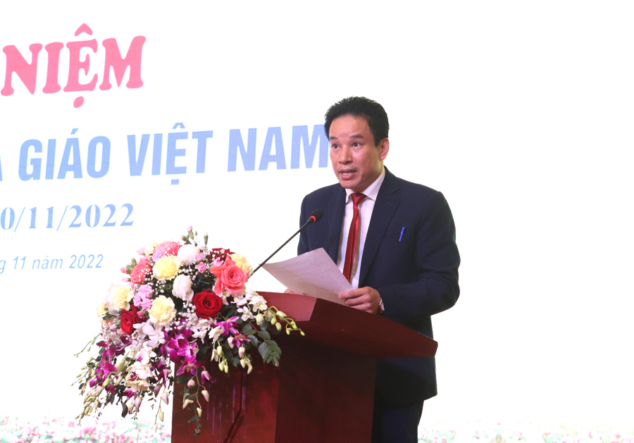 Giám đốc Sở GD&ĐT Nguyễn Thế Bình ôn lại truyền thống ngành Giáo dục 40 năm qua.
