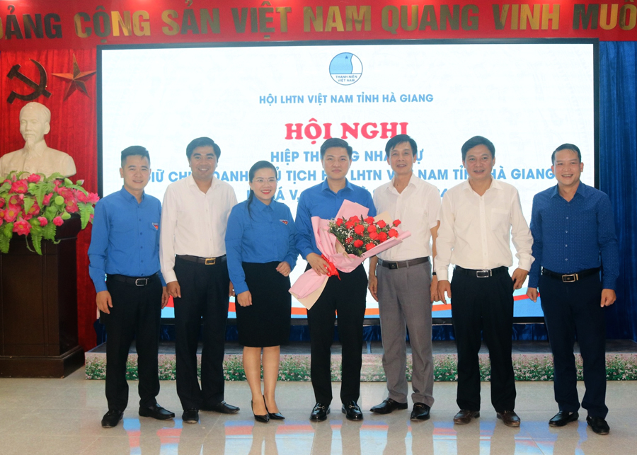 Các đại biểu tặng hoa chúc mừng anh Nguyễn Hải Dương
