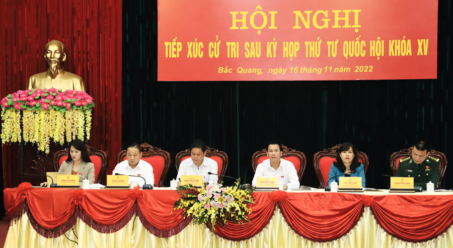 Bí thư Tỉnh ủy Đặng Quốc Khánh cùng các ĐBQH tại buổi tiếp xúc cử tri
