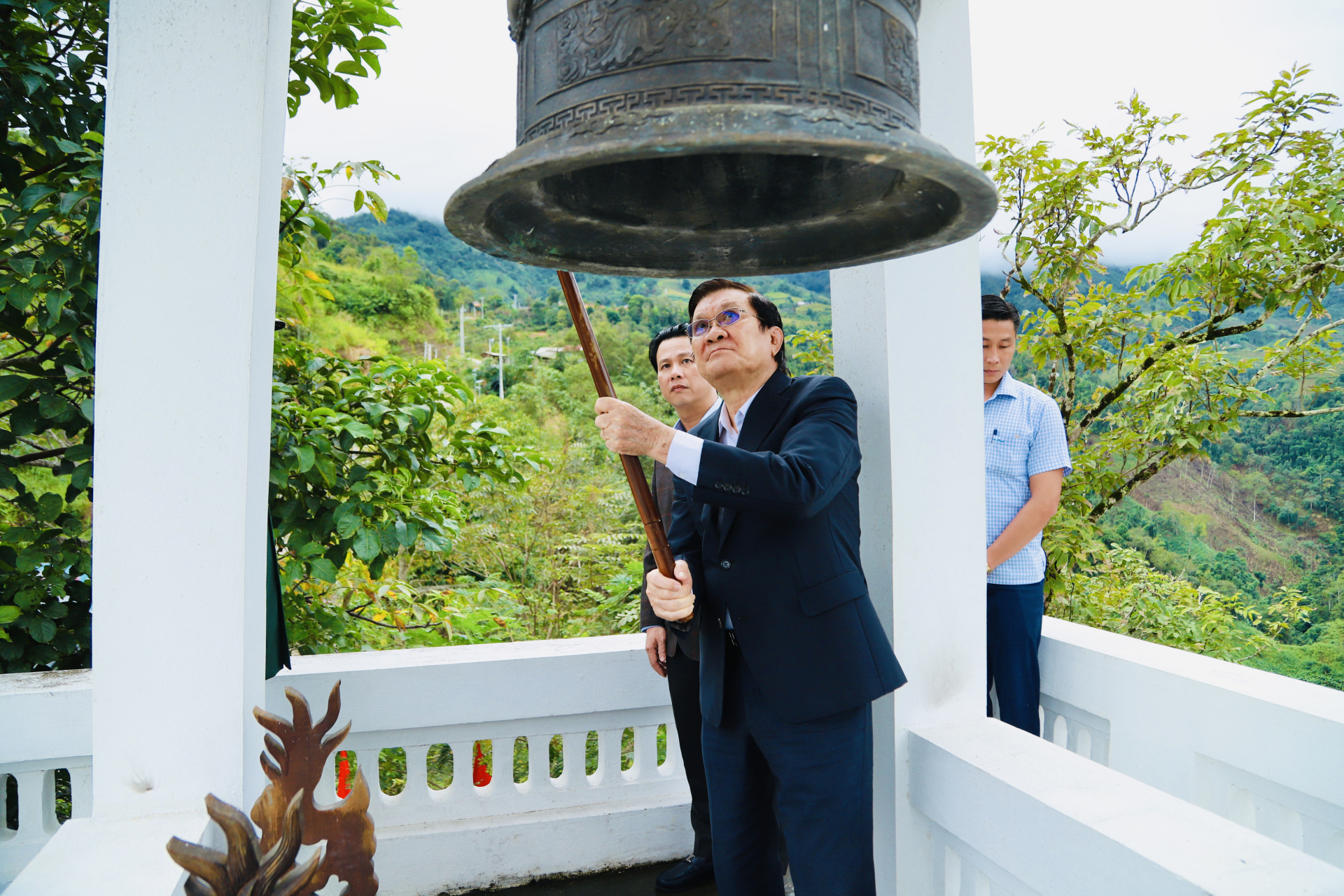 Nguyên Chủ tịch nước Trương Tấn Sang thỉnh chuông tại Đền thờ các AHLS
