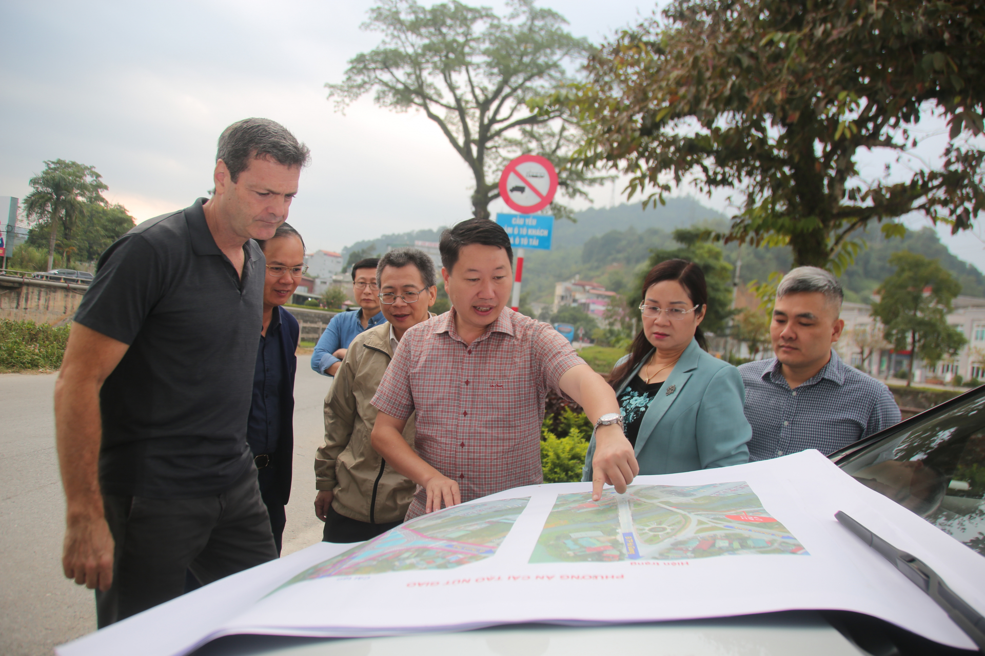 Đoàn khảo sát tại nút giao cầu Mè thuộc dự án “Chương trình phát triển đô thị xanh loại II (các đô thị xanh) – Tiểu dự án tỉnh Hà Giang.