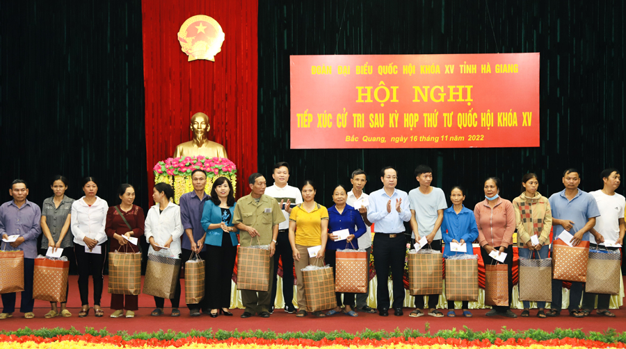 Phó Trưởng đoàn ĐBQH Lý Thị Lan và Bí thư Huyện ủy Bắc Quang cùng nhà tài trợ tặng quà các hộ
