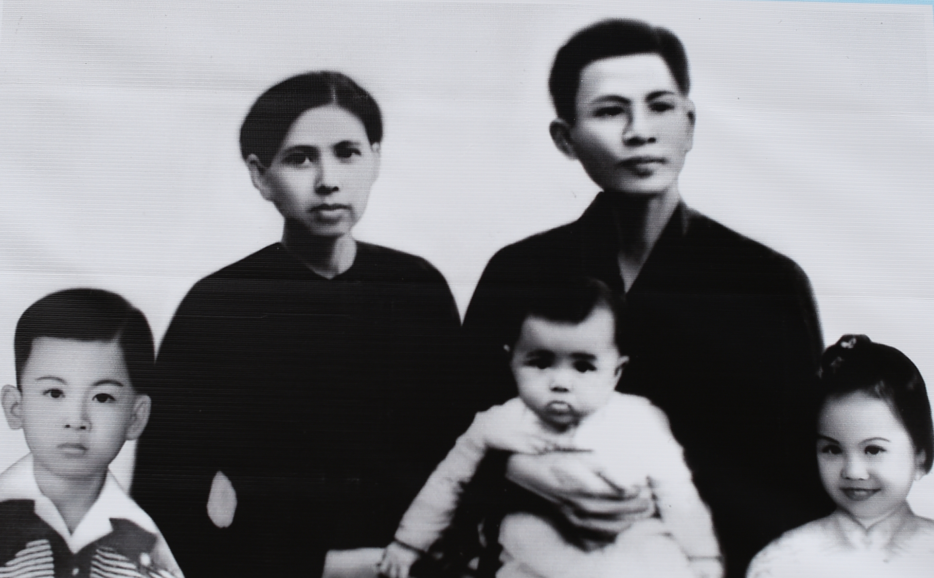 Ông Võ Văn Kiệt cùng vợ đầu Trần Kim Anh và các con năm 1966. Ông bà có 4 người con. Năm 1966, bà Anh cùng hai con nhỏ thiệt mạng trong trận càn của quân đội Mỹ qua chiến khu Củ Chi. Người vợ sau của ông là GS.TS Phan Lương Cầm, giảng viên Đại học Bách khoa Hà Nội.