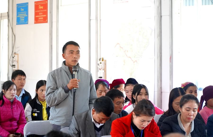 Cử tri xã Cán Chu Phìn phát biểu ý kiến tại buổi tiếp xúc cử tri.

