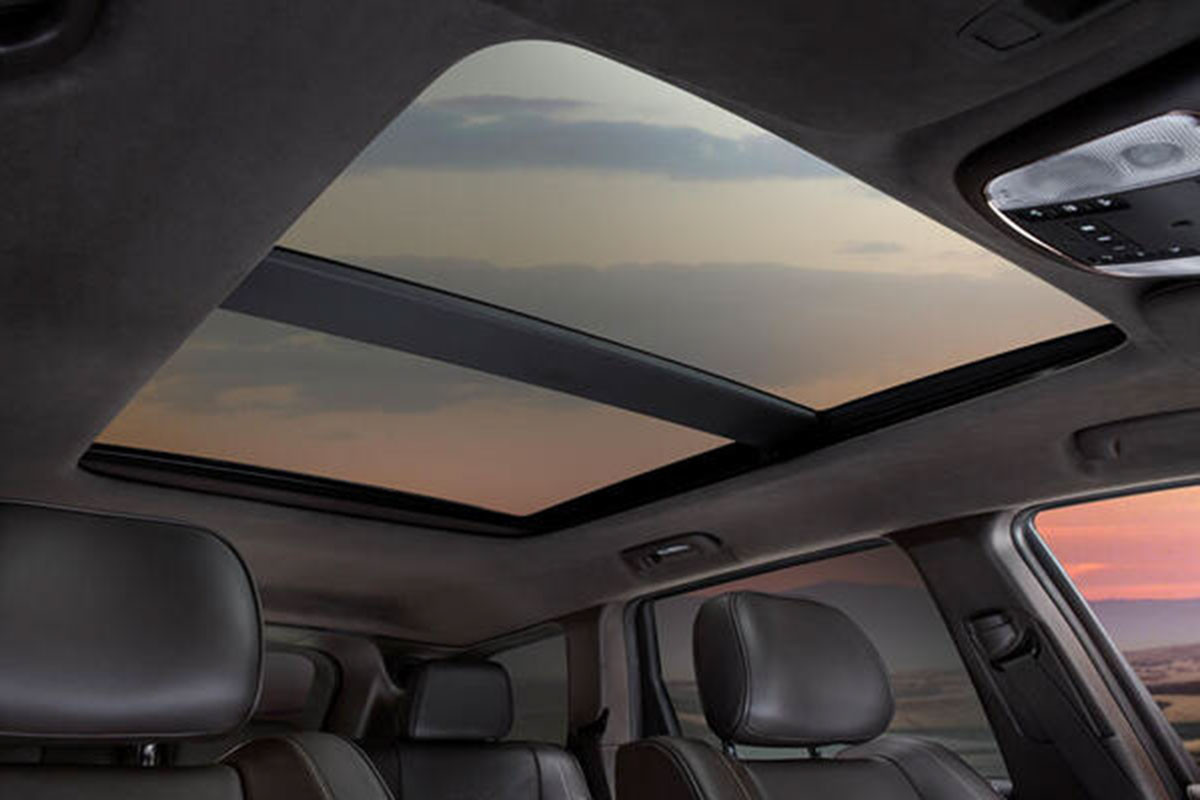 Cửa sổ trời toàn cảnh đang ngày càng trở nên phổ biến trên các mẫu xe mới.