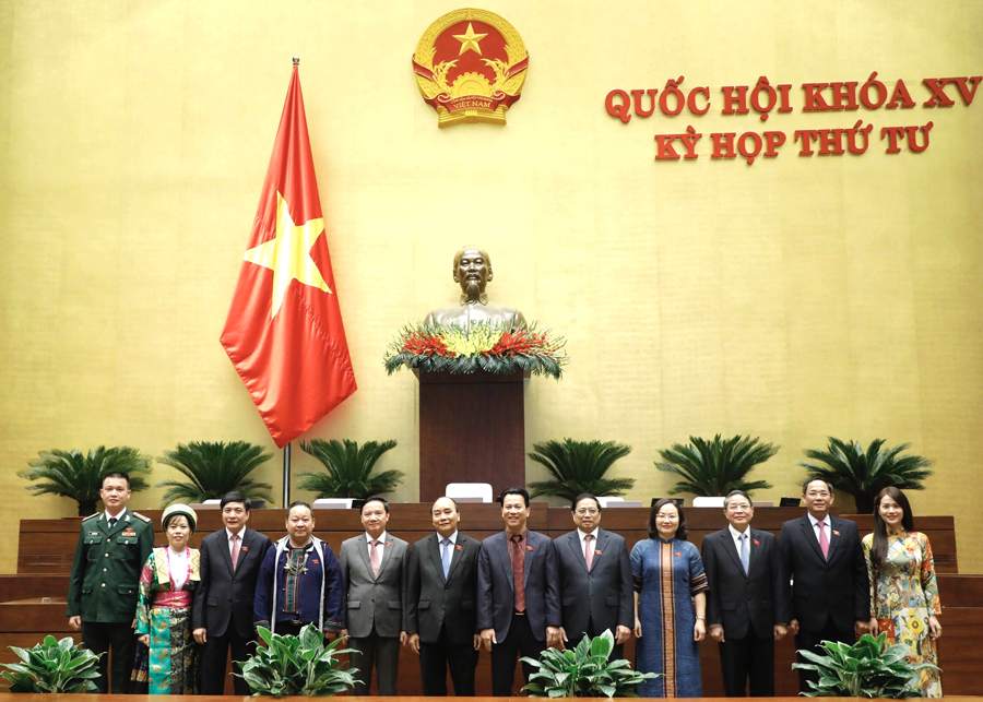 Đoàn ĐBQH tỉnh Hà Giang chụp ảnh lưu niệm với các đồng chí lãnh đạo Đảng, Nhà nước, Chính phủ tại kỳ họp. Ảnh: CTV