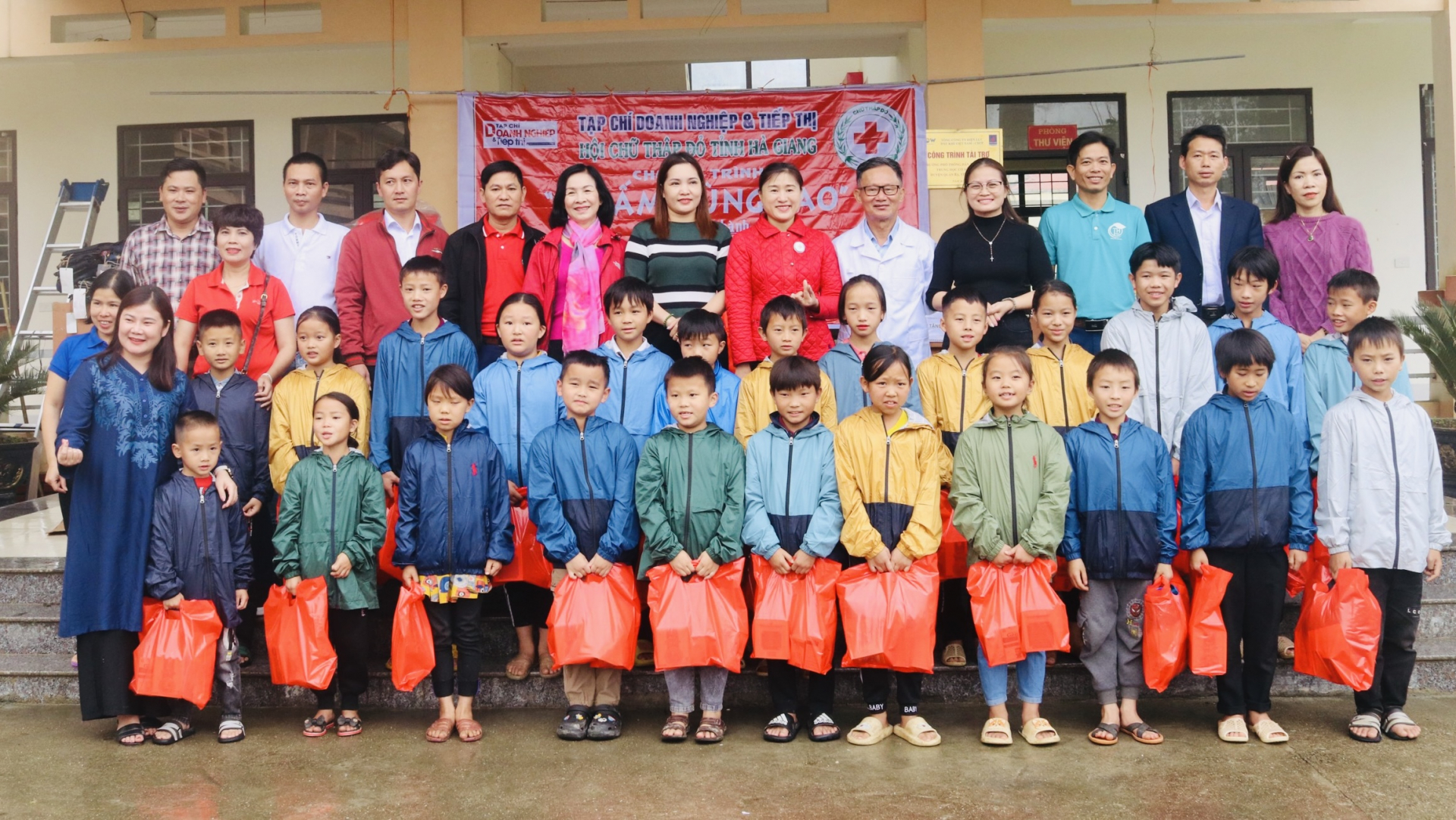 Các nhà hảo tâm trao quà cho các em học sinh xã Tả Ván 