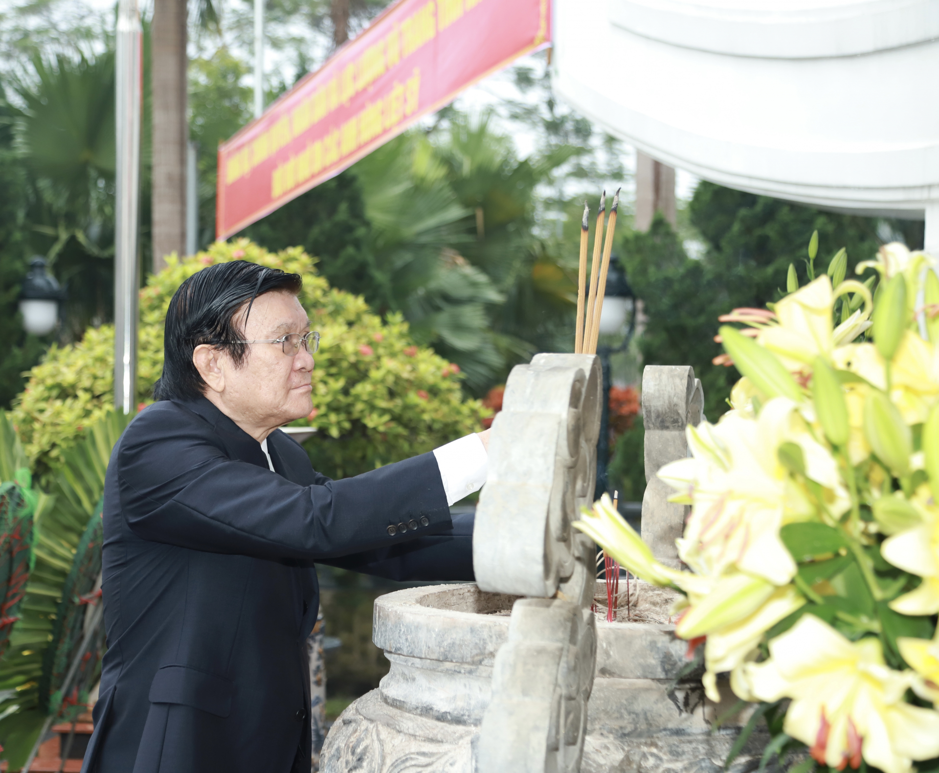 Nguyên Chủ tịch nước Trương Tấn Sang dâng hương tưởng nhớ các AHLS