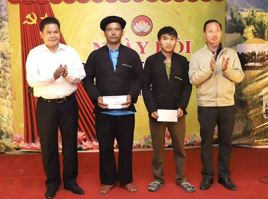 Chủ tịch Ủy ban MTTQ tỉnh và Bí thư Huyện ủy Hoàng Su Phì tặng quà thôn Pố Lồ
