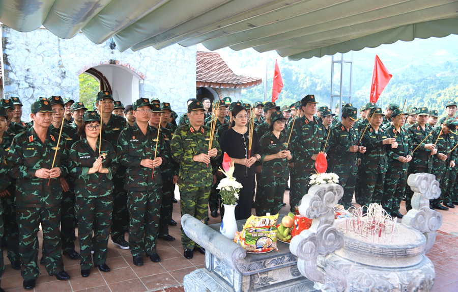 Đoàn công tác Học viện Quốc phòng dâng hương, dâng hoa tưởng nhớ các AHLS tại Đền thờ các AHLS trên điểm cao 468
