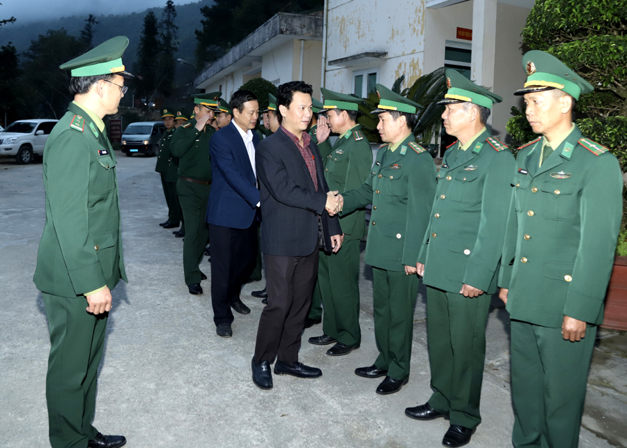 Các đồng chí lãnh đạo tỉnh thăm Đồn Biên phòng Thàng Tín
