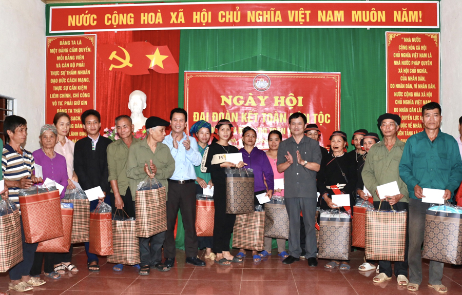 Các đồng chí lãnh đạo tỉnh, Đoàn ĐBQH tỉnh và huyện Quang Bình tặng quà của Ban trị sự Giáo hội Phật giáo tỉnh Thừa Thiên Huế cho các hộ
