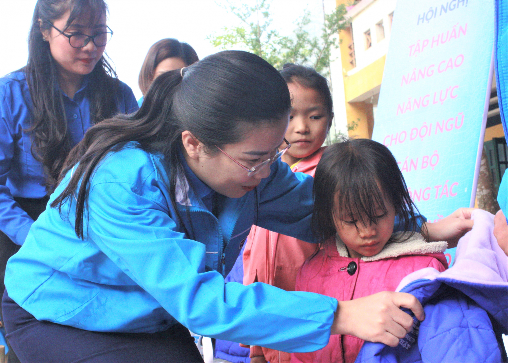 Bí thư Tỉnh đoàn Đỗ Thị Hương mặc áo ấm cho các em học sinh tại xã Cao Mã Pờ.