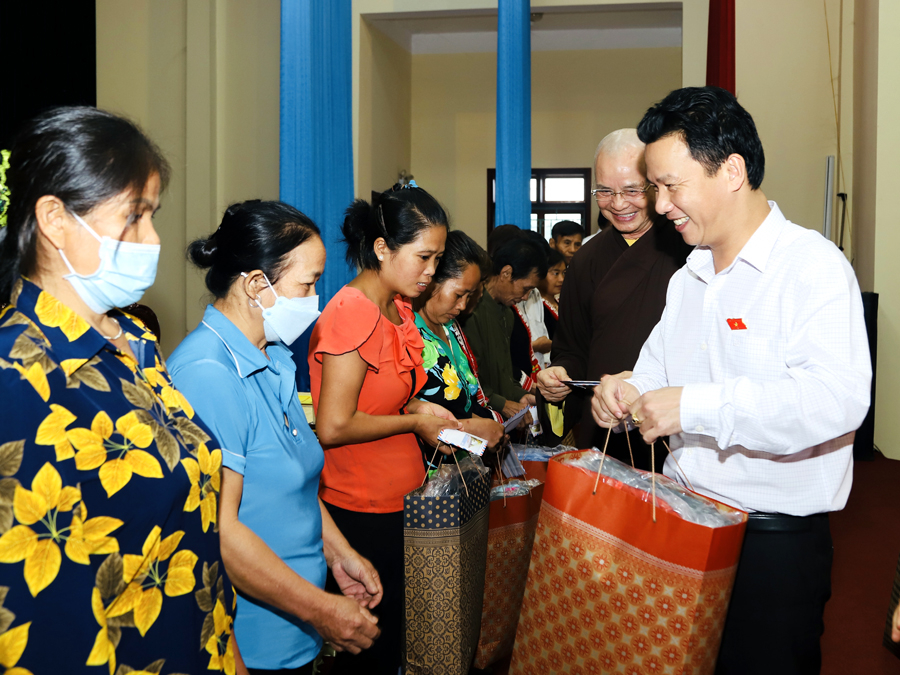 Bí thư Tỉnh ủy Đặng Quốc Khánh và đại diện Ban Trị sự Giáo hội Phật giáo tỉnh Thừa Thiên Huế tặng quà các hộ
